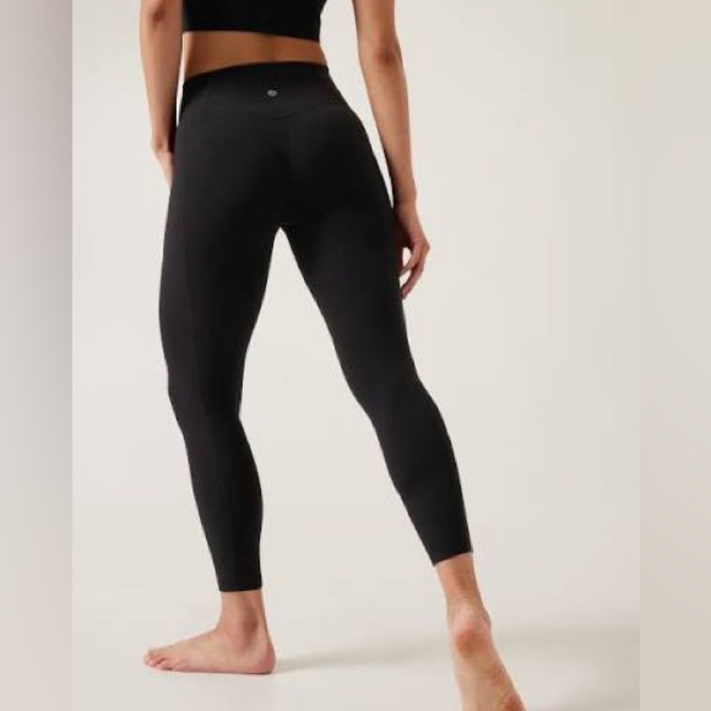 NWOT Athleta Salutation Stash 7/8 Black Leggings—Size Medium